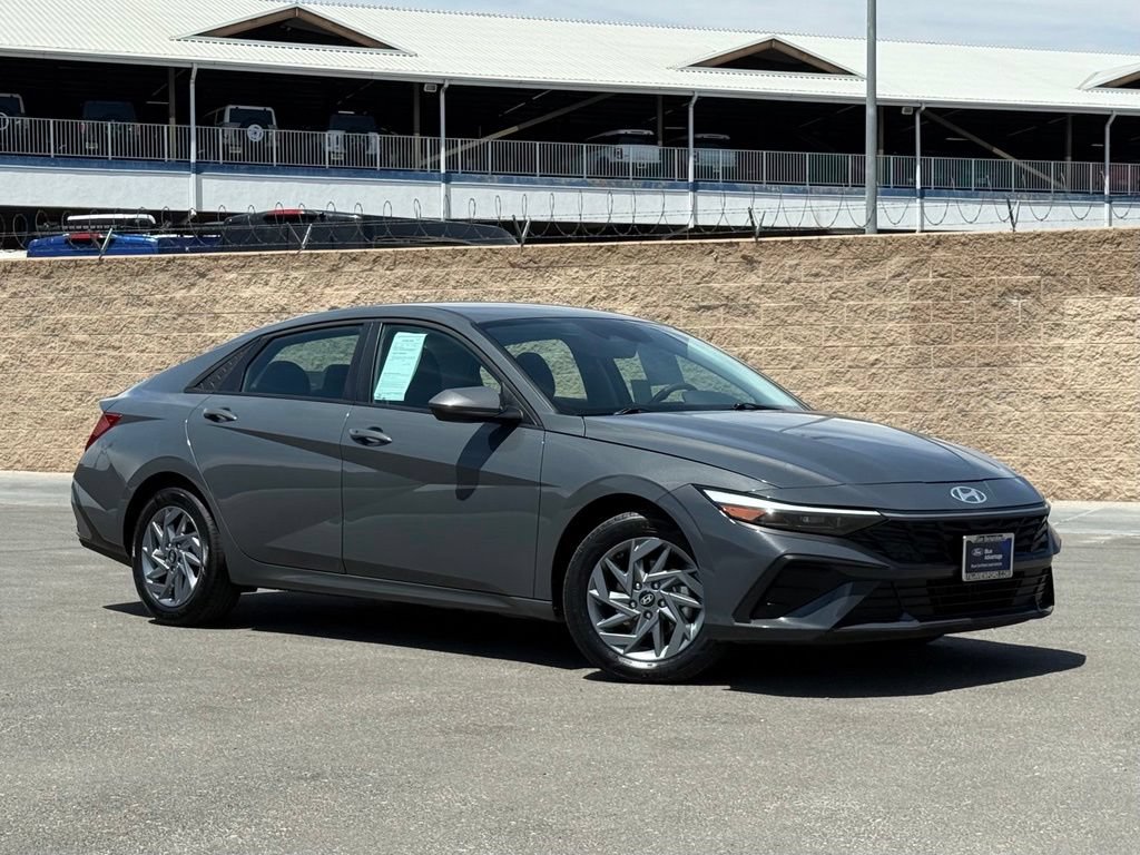 Used 2025 Hyundai Elantra Hybrid FWD image 1