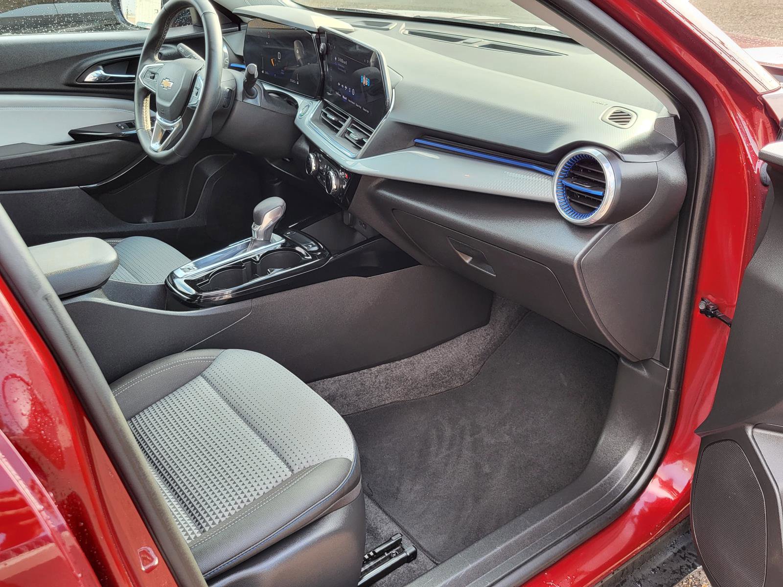 Used 2025 Chevrolet Trax LT w/ LT Convenience Package image 9