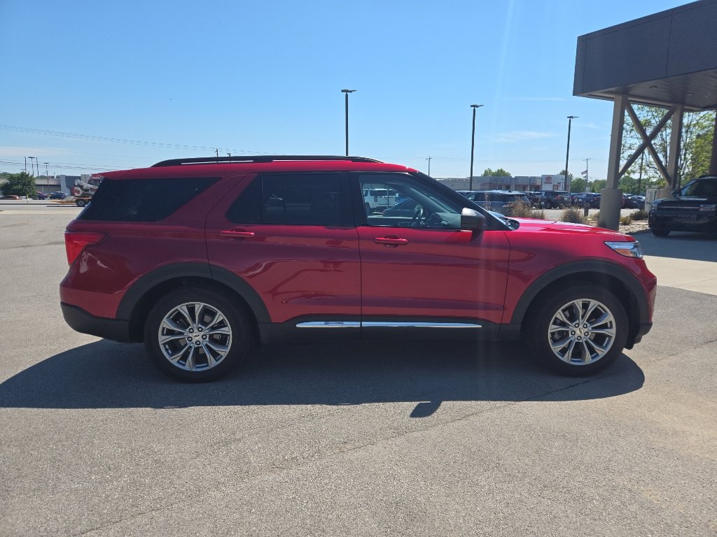 Used 2021 Ford Explorer XLT w/ Equipment Group 202A AWD/4WD image 2