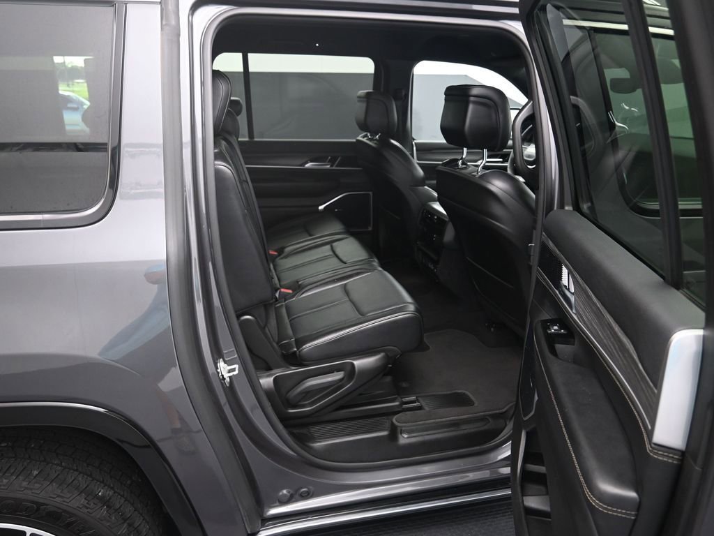 Used 2024 Jeep Wagoneer L Series II RWD image 28