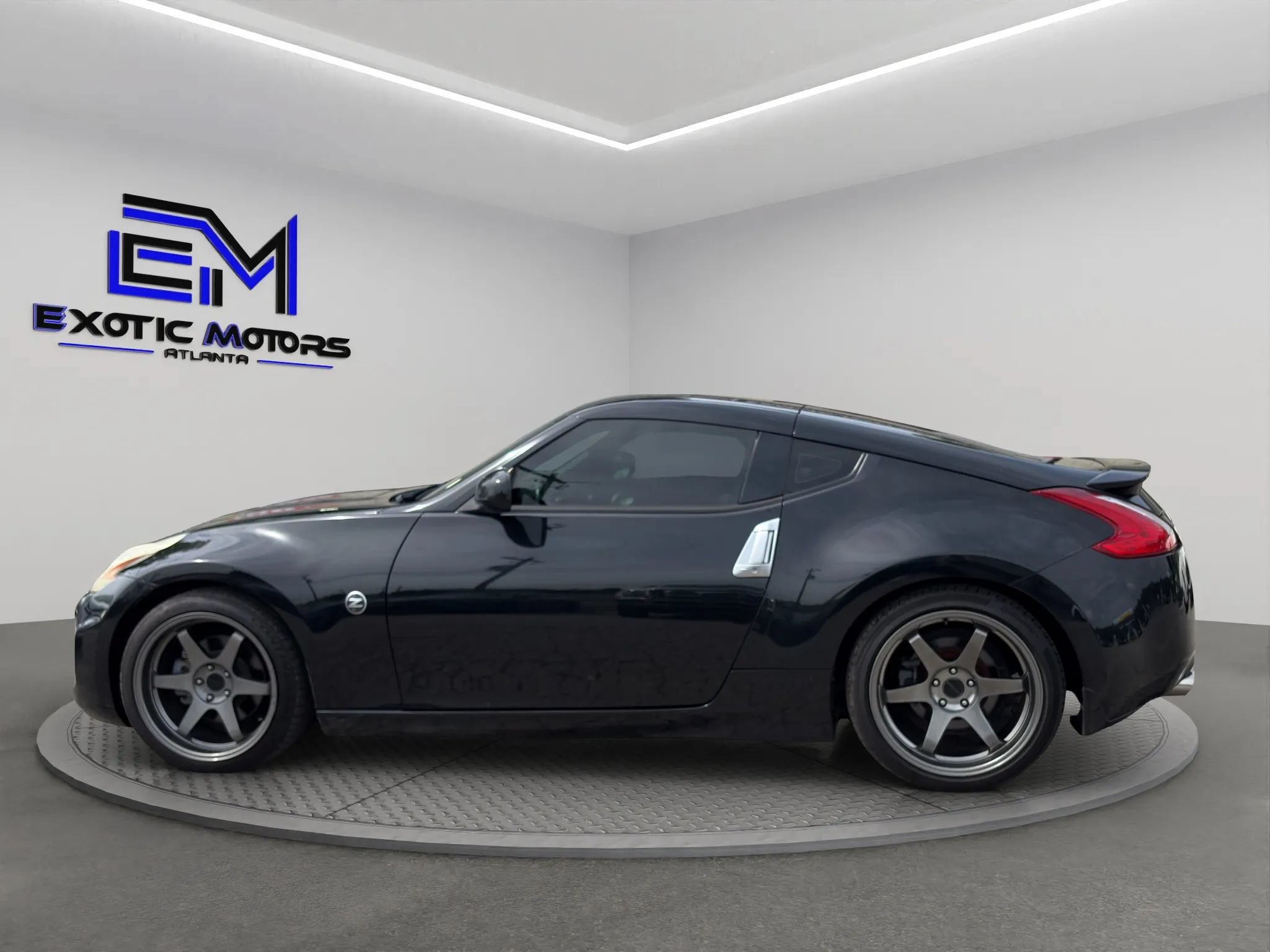 Used 2017 Nissan 370Z Coupe RWD image 2