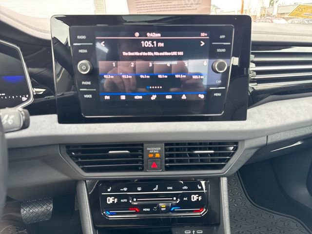 Certified 2025 Volkswagen Jetta SE w/ Sunroof Package image 25