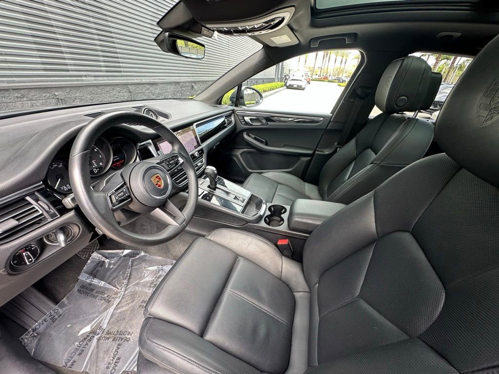 Certified 2023 Porsche Macan AWD/4WD image 4