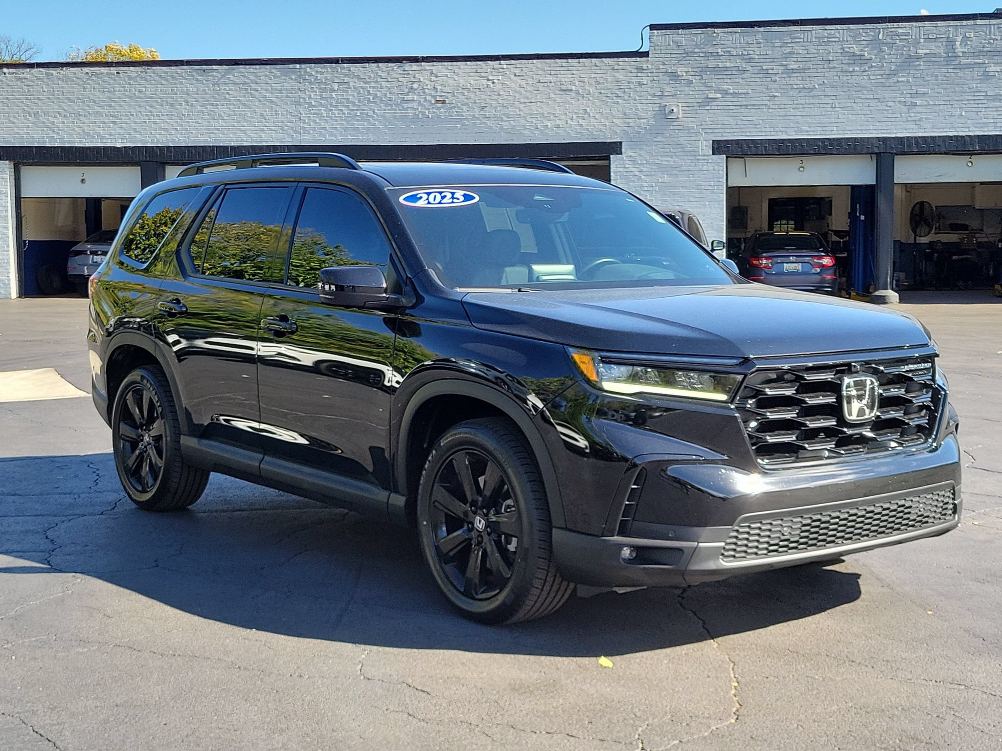 Used 2025 Honda Pilot Black Edition image 2