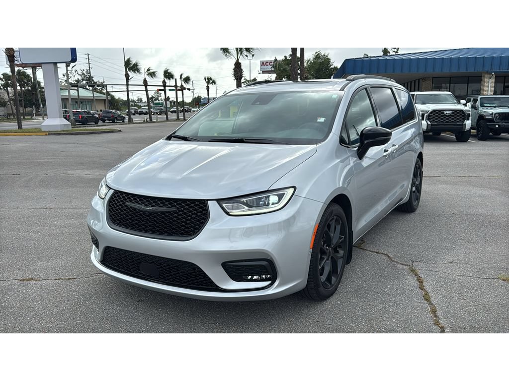Used 2023 Chrysler Pacifica Limited w/ Uconnect Theater Family Group FWD image 1