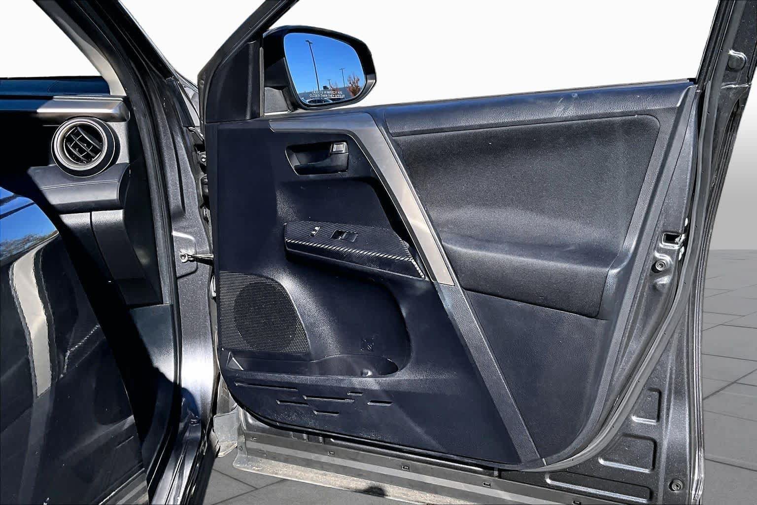 Used 2015 Toyota RAV4 LE AWD/4WD image 23