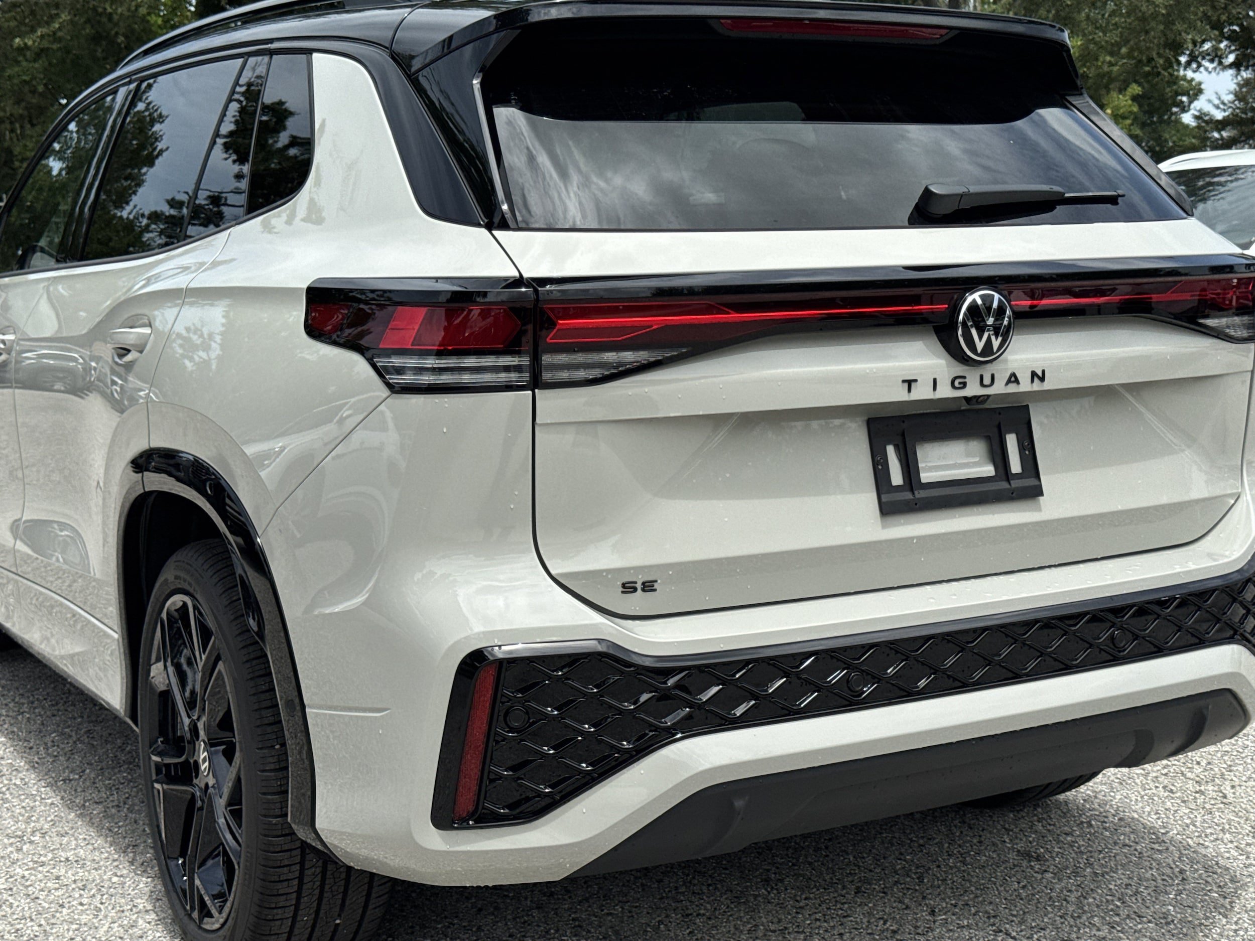 New 2026 Volkswagen Tiguan SE R-Line FWD image 9