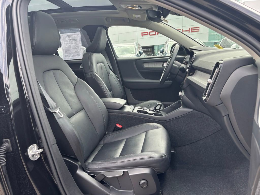 Used 2024 Volvo XC40 B5 Core image 17