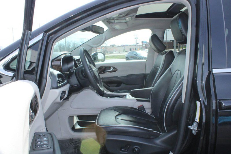 Used 2023 Chrysler Pacifica Limited FWD image 9
