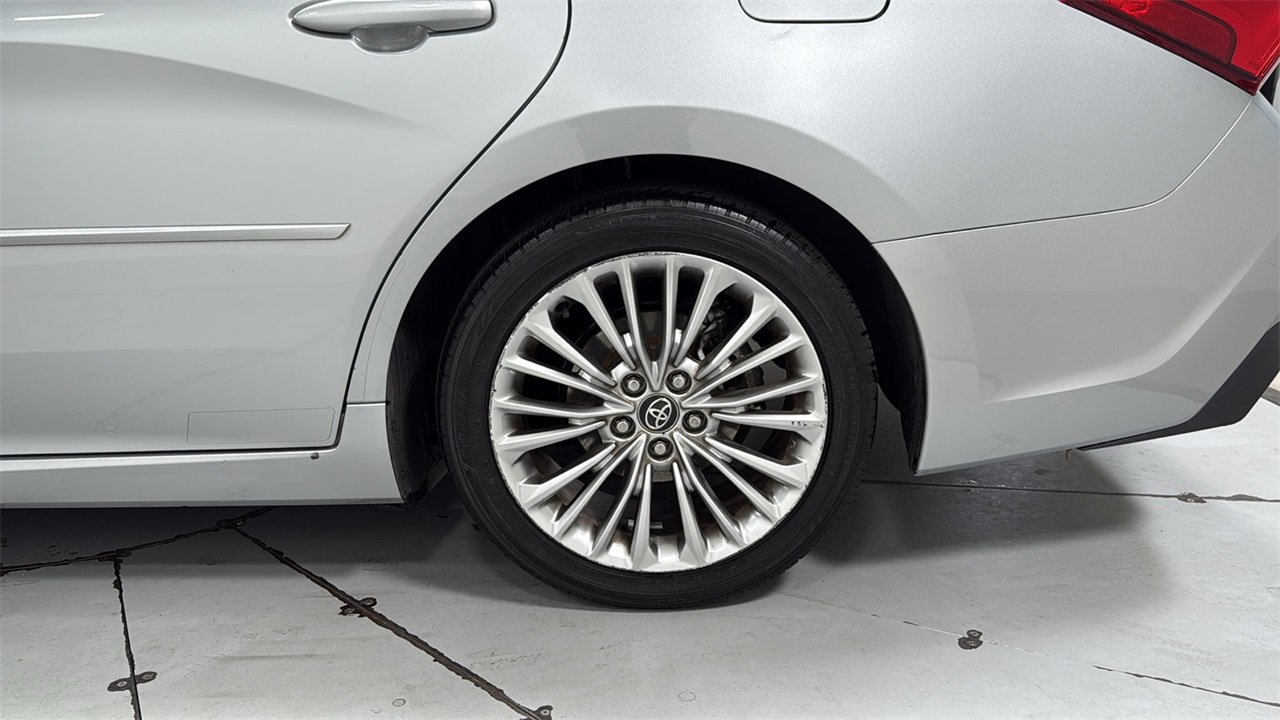 Used 2020 Toyota Avalon Limited image 23