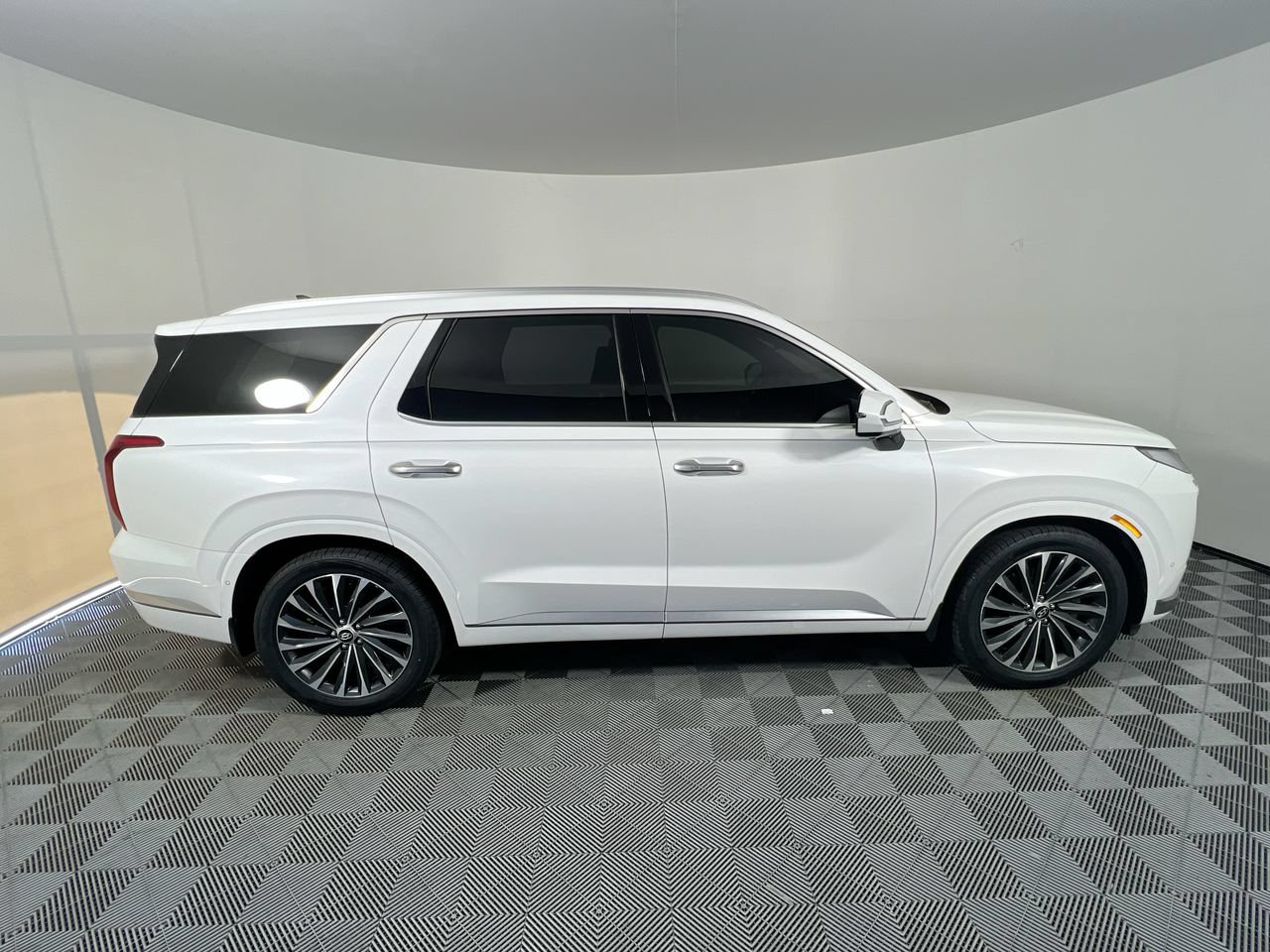 Used 2023 Hyundai Palisade Calligraphy w/ Cargo Package AWD/4WD image 2