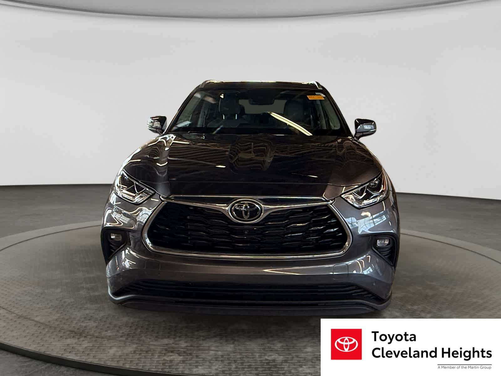 Used 2023 Toyota Highlander Limited FWD image 3