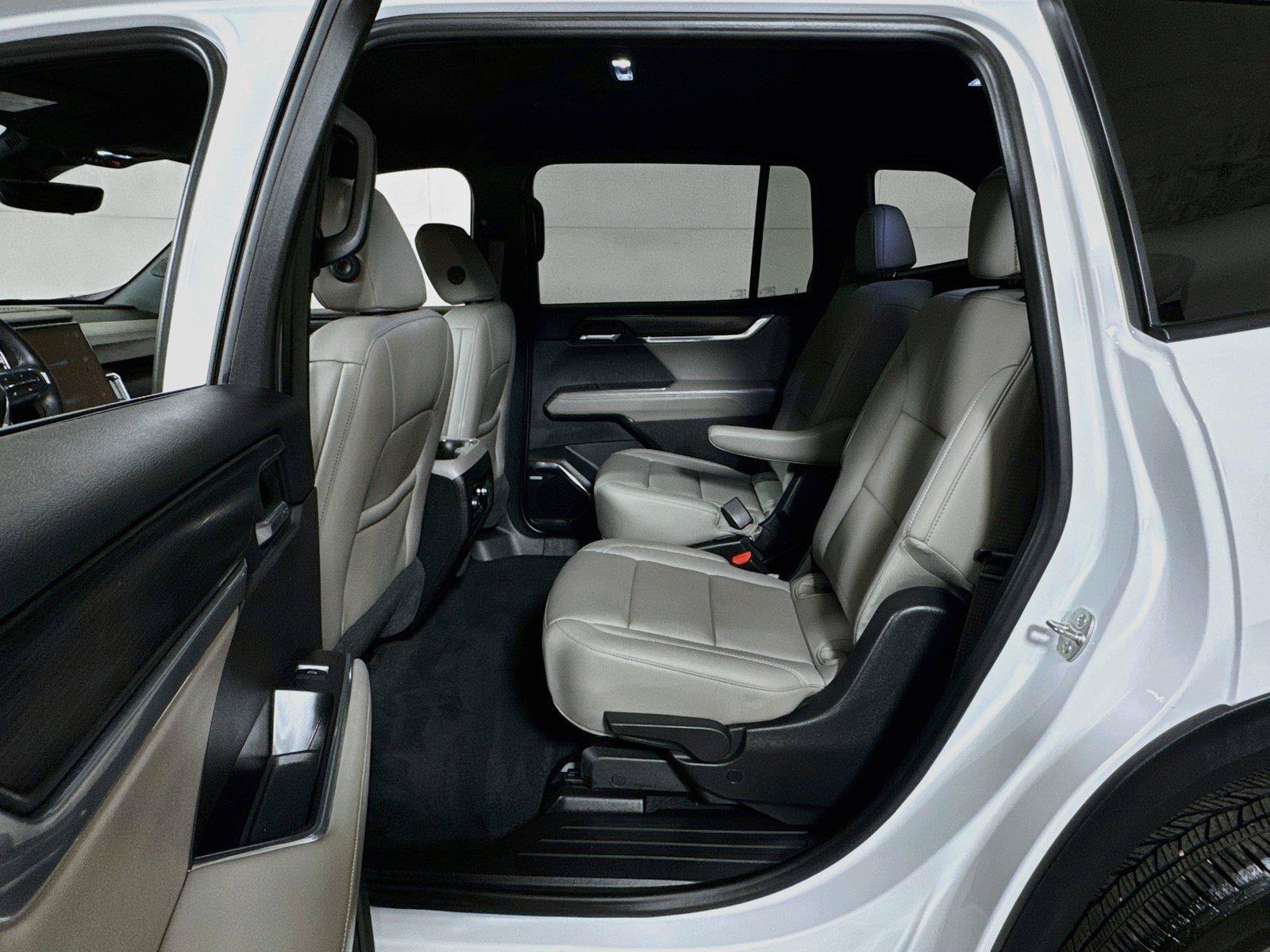 Used 2026 GMC Acadia Elevation w/ Elevation Premium Package FWD image 23