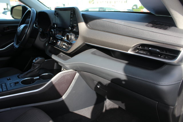 Used 2022 Toyota Highlander LE FWD image 24