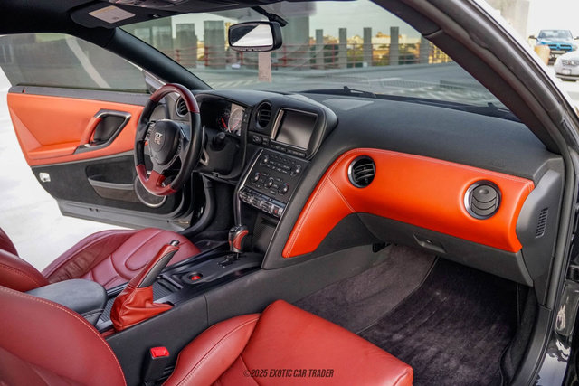 Used 2014 Nissan GT-R Premium w/ Premium Interior Package image 24