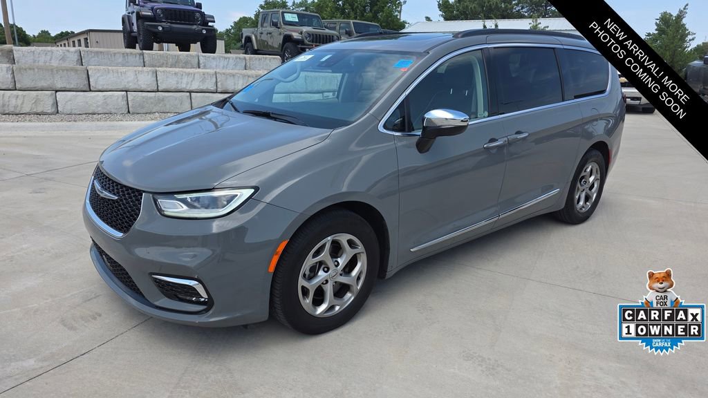Used 2023 Chrysler Pacifica Limited FWD image 1