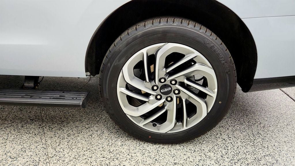 Used 2025 Lincoln Navigator Reserve AWD/4WD image 9