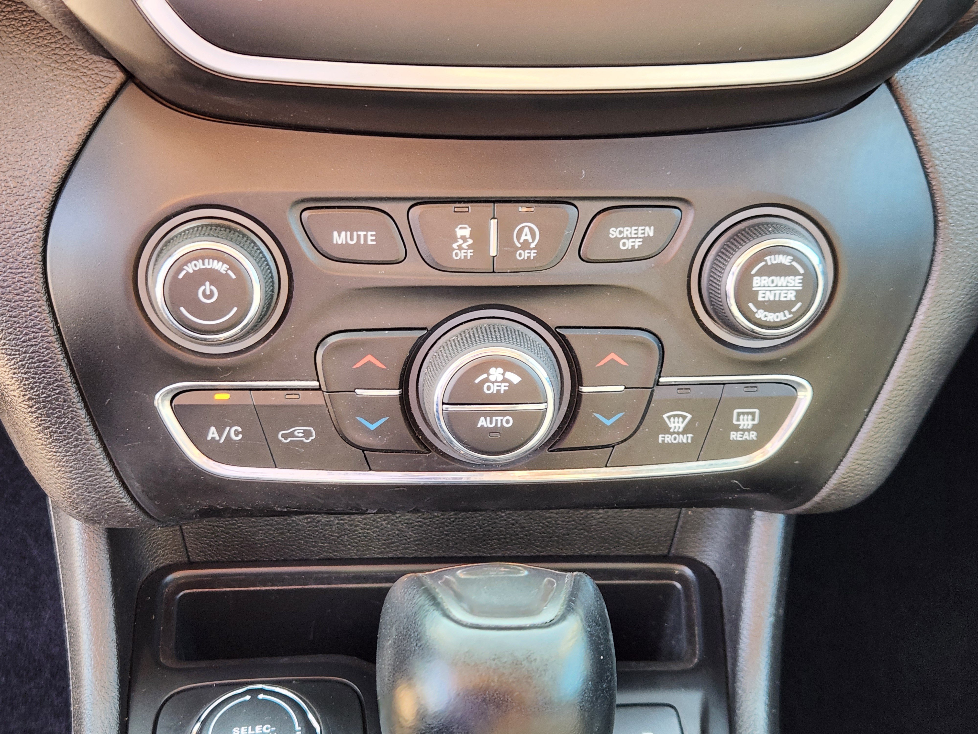 Used 2019 Jeep Cherokee Latitude Plus w/ Comfort/Convenience Group AWD/4WD image 21