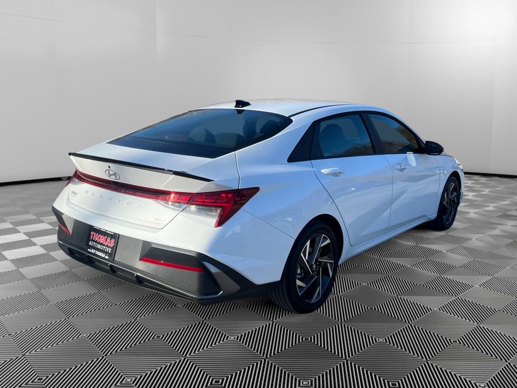 Certified 2025 Hyundai Elantra SEL FWD image 5