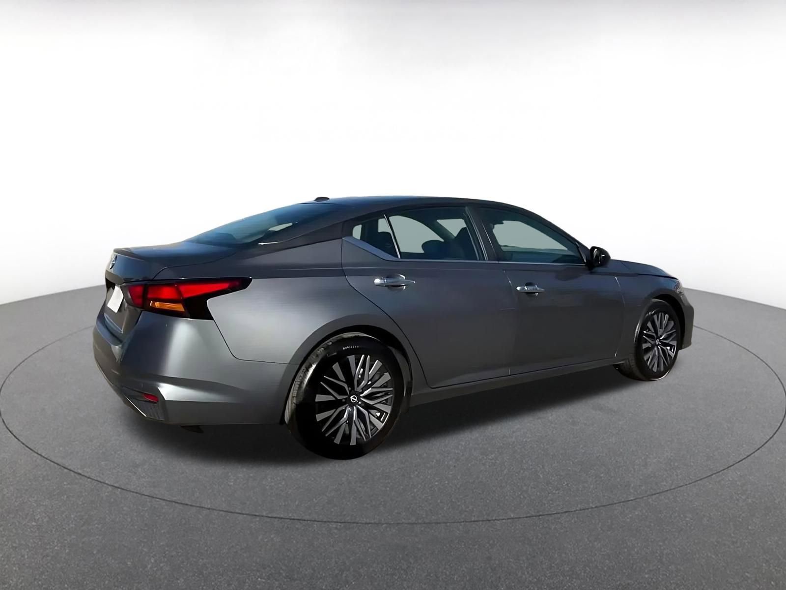 Used 2025 Nissan Altima 2.5 SV image 14