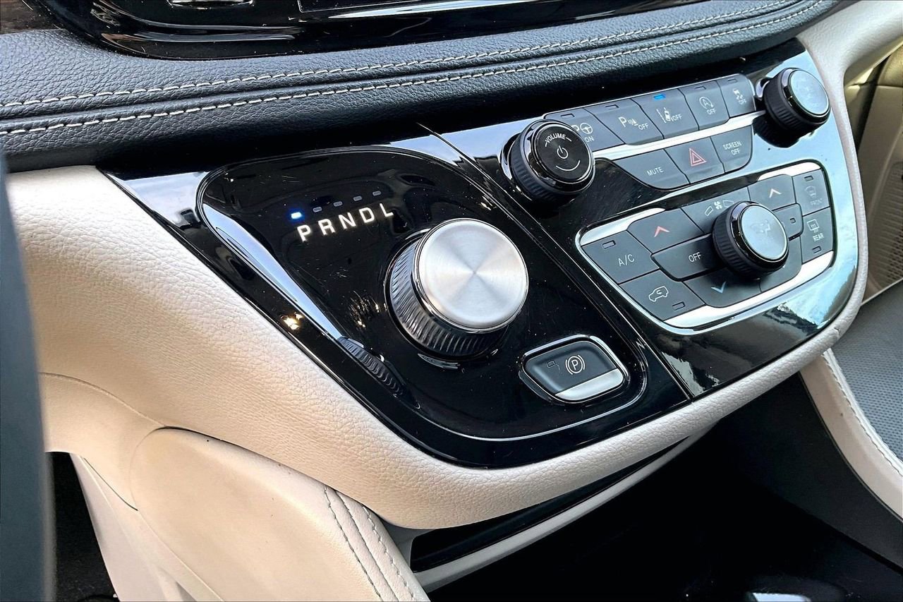 Certified 2022 Chrysler Pacifica Limited image 33