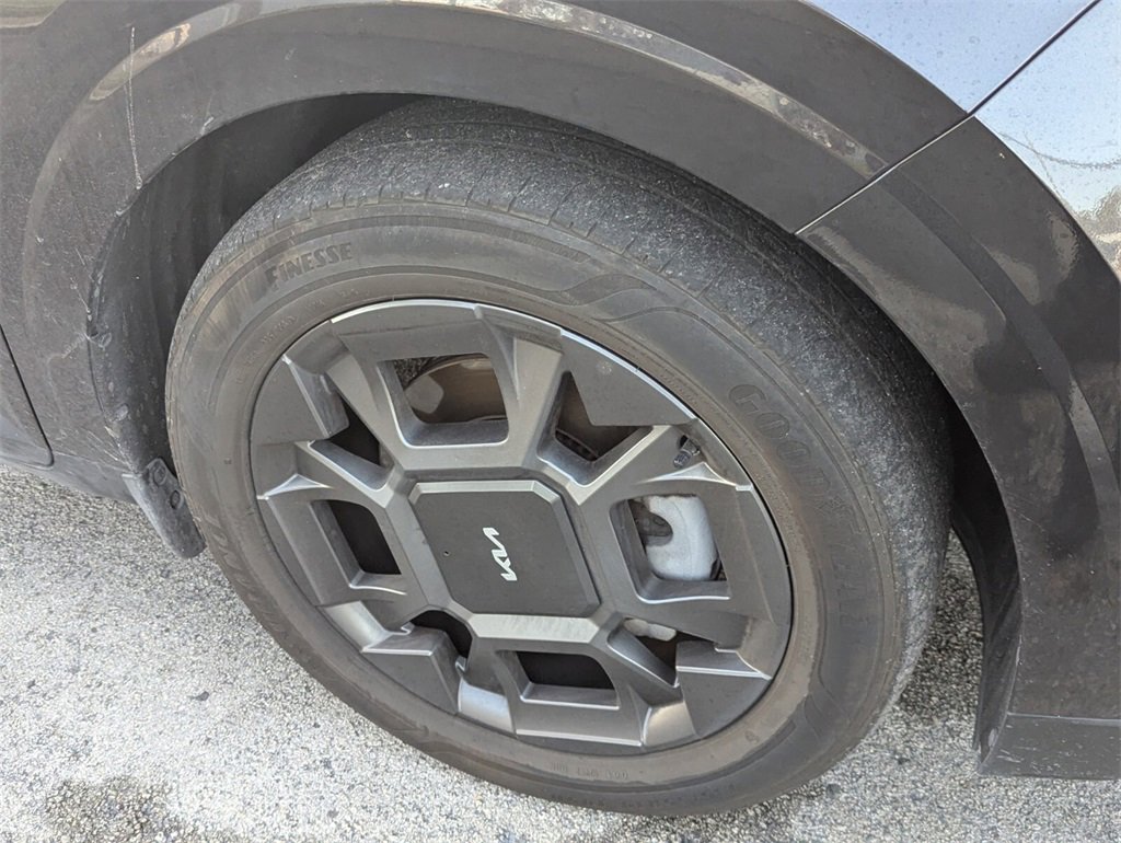 Used 2025 Kia Carnival EX image 3