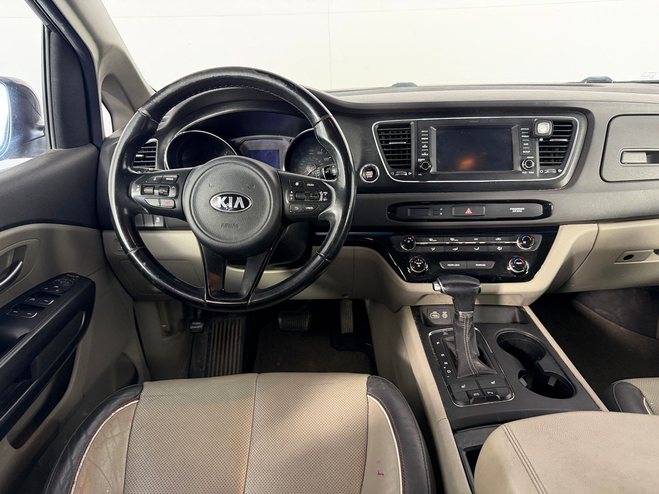 Used 2017 Kia Sedona LX w/ LX Essentials Premium Package FWD image 29
