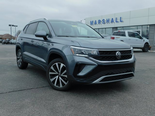 Used 2024 Volkswagen Taos SE image 2