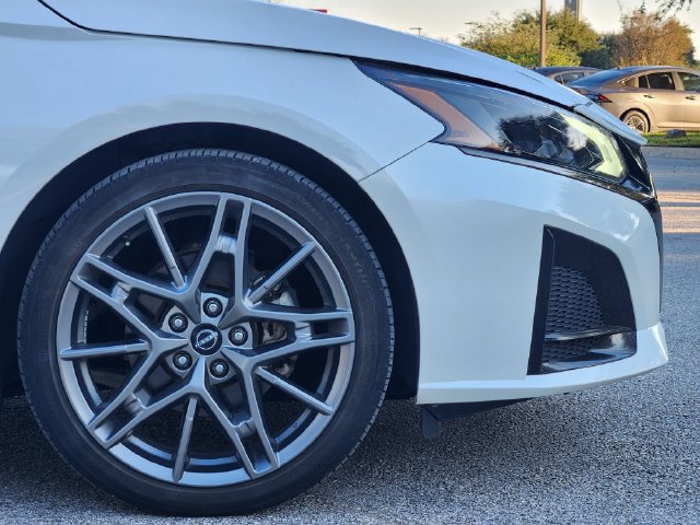 Used 2023 Nissan Altima 2.0 SR FWD image 9