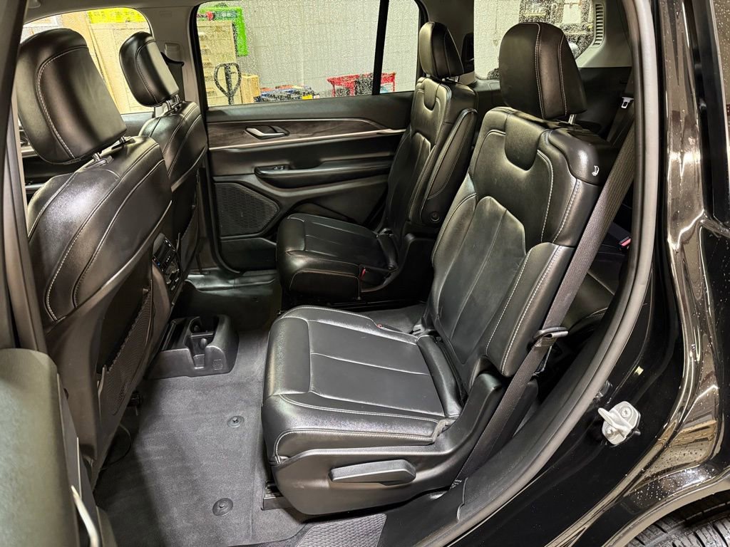 Used 2023 Jeep Grand Cherokee L Limited w/ Black Appearance Package image 11