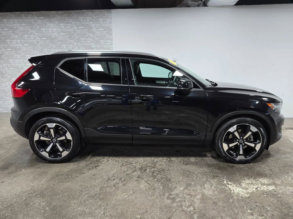 Used 2019 Volvo XC40 T5 Momentum image 3