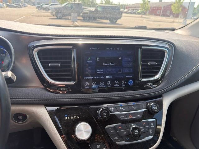 Used 2017 Chrysler Pacifica Limited FWD image 11