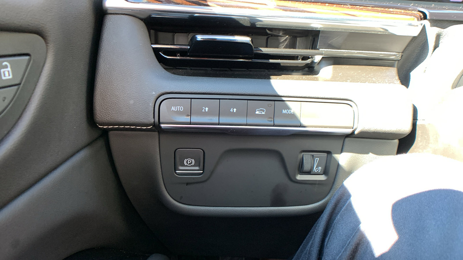 Used 2022 Cadillac Escalade Luxury image 21