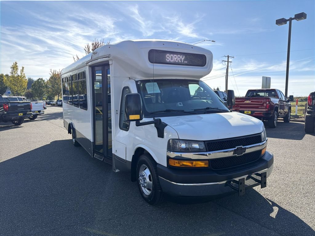 Used 2020 Chevrolet Express 4500 w/ Shuttle Bus Package RWD image 3