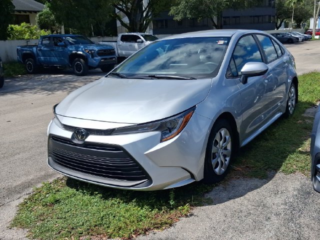Used 2025 Toyota Corolla LE FWD image 2