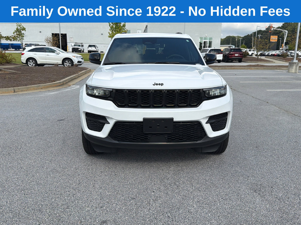 Used 2025 Jeep Grand Cherokee Altitude AWD/4WD image 2