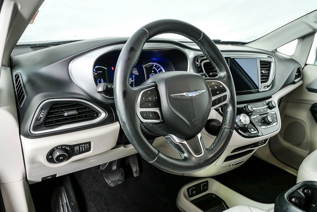 Used 2018 Chrysler Pacifica Touring-L image 9