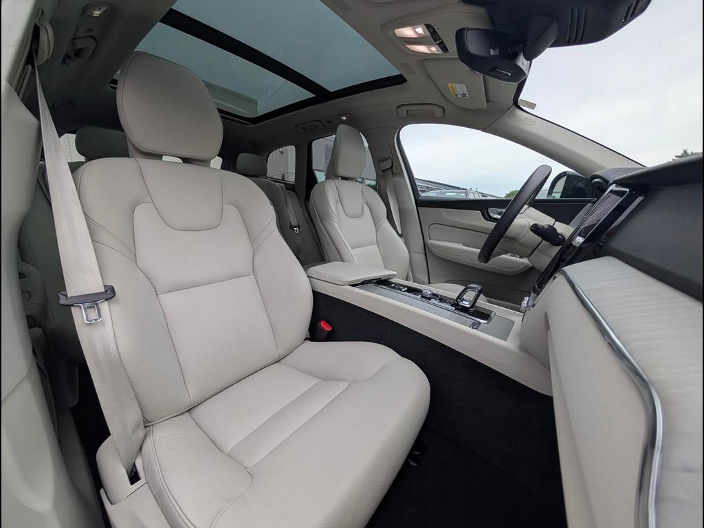 Certified 2024 Volvo XC60 B5 Plus w/ Protection Package Premier AWD/4WD image 18