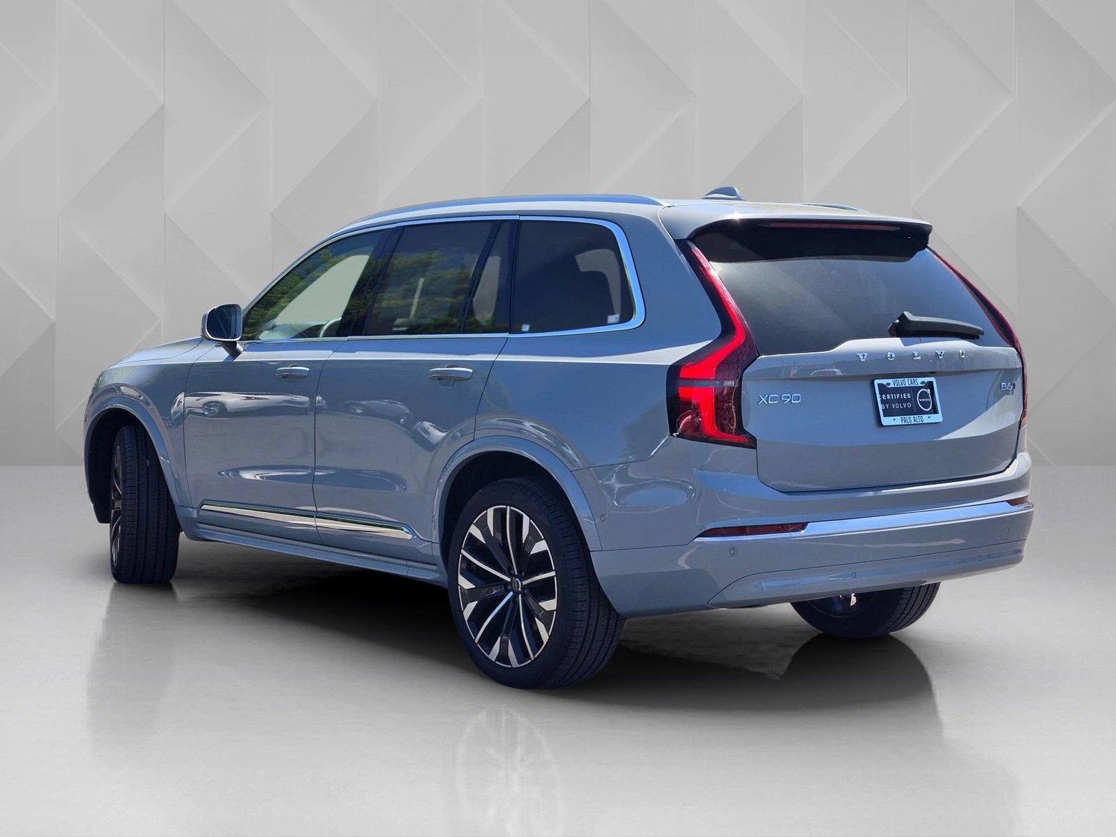 Certified 2025 Volvo XC90 B6 Plus AWD/4WD image 4