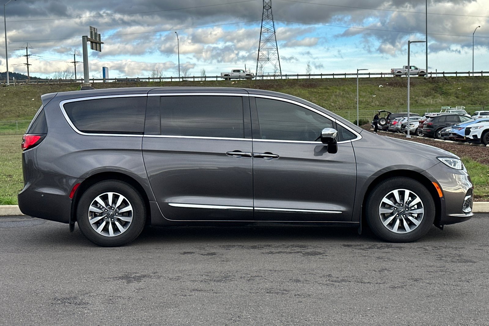 Used 2023 Chrysler Pacifica Limited w/ Uconnect Theater Family Group image 2