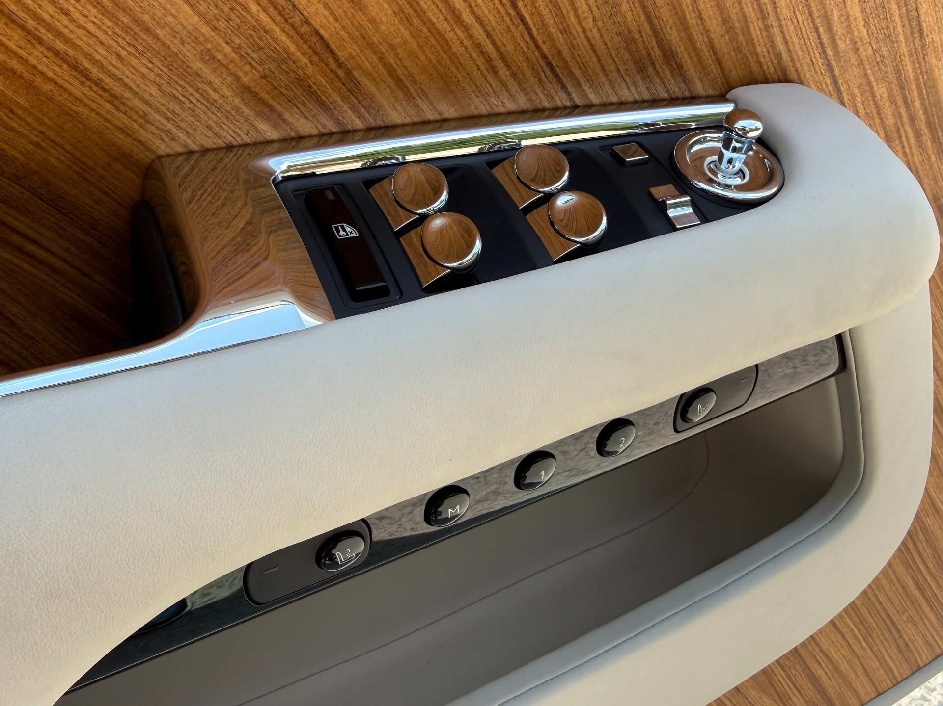Used 2015 Rolls-Royce Wraith RWD image 35