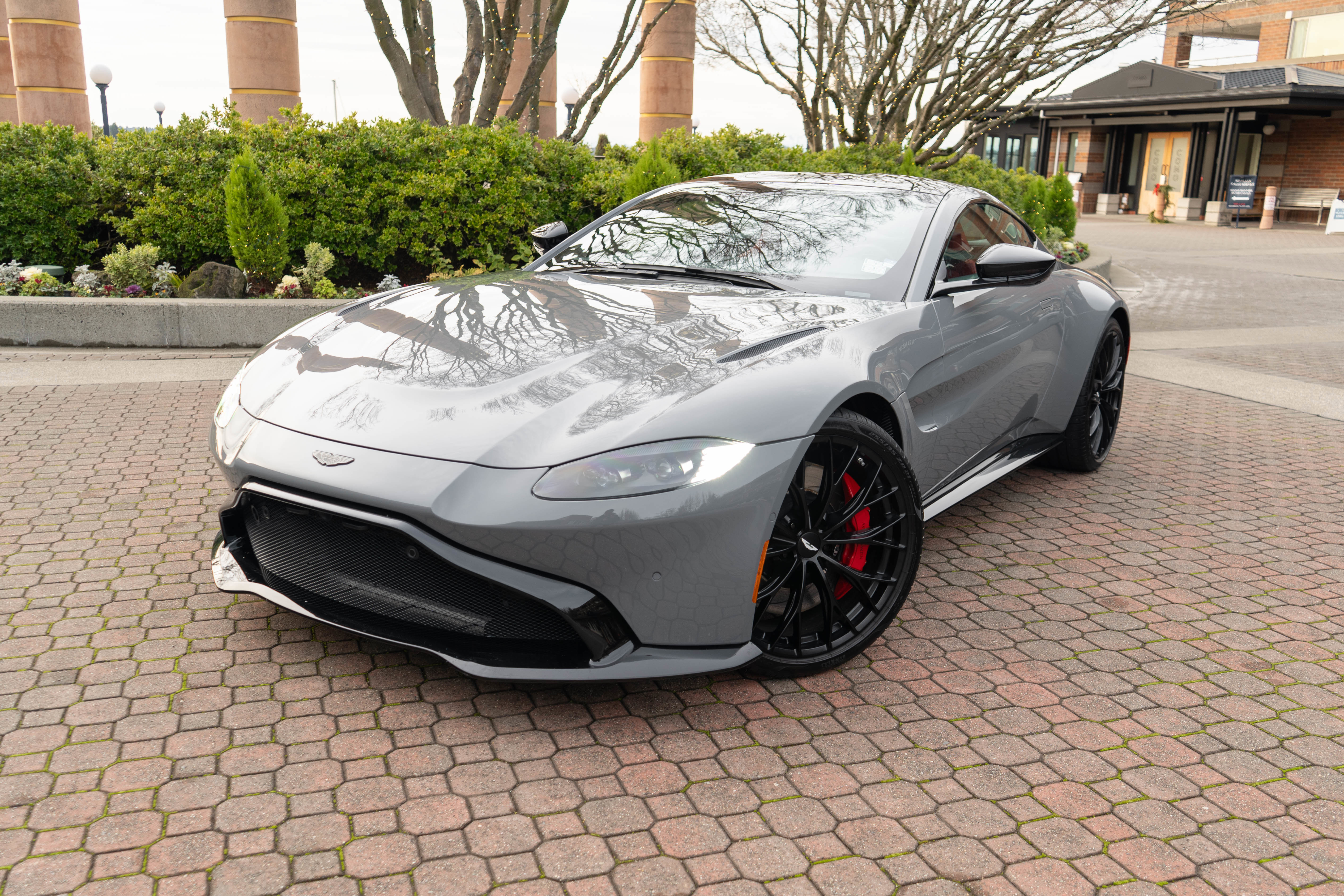 Used 2023 Aston Martin V8 Vantage Coupe image 38