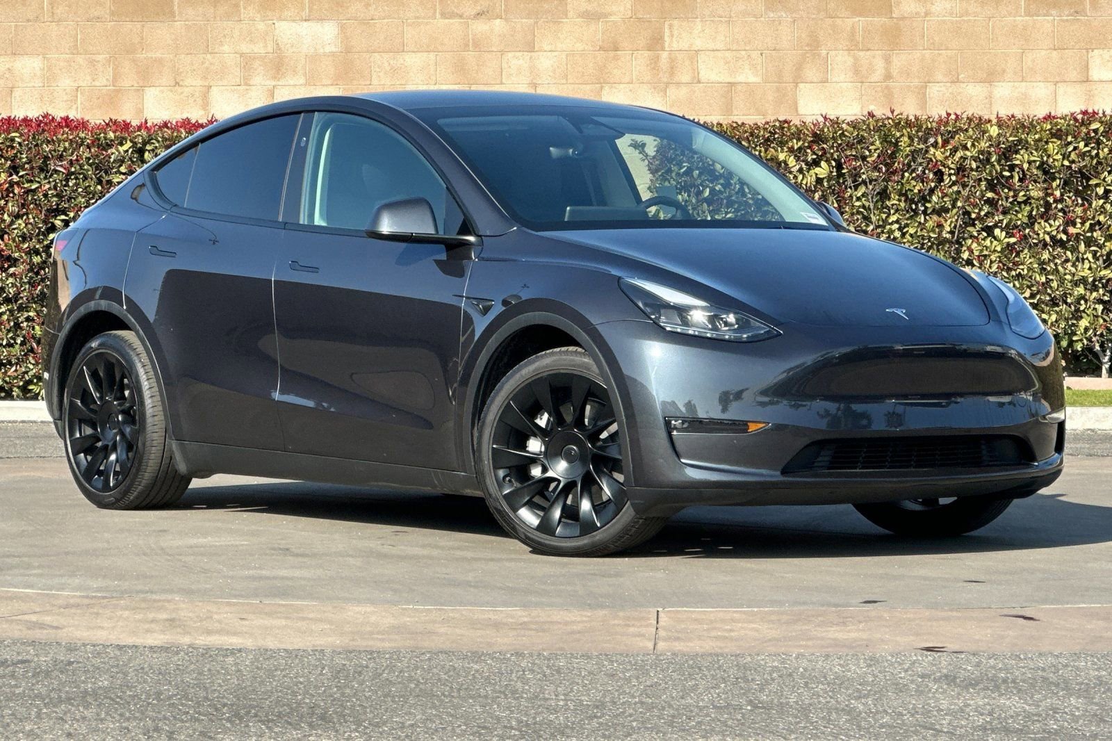 Used 2025 Tesla Model Y Long Range video 2