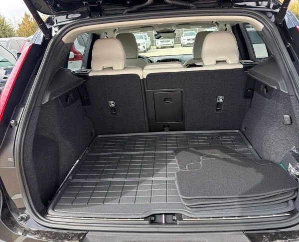 Used 2024 Volvo XC40 B5 Plus w/ Protection Package Premier image 4