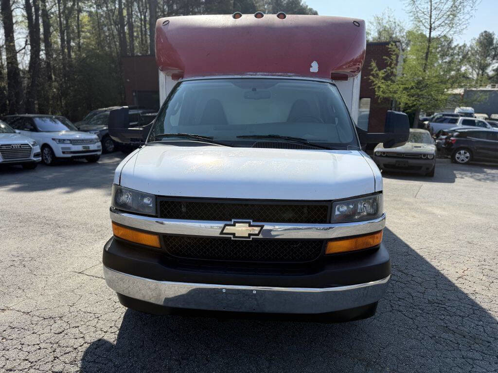 Used 2017 Chevrolet Express 3500 RWD image 2