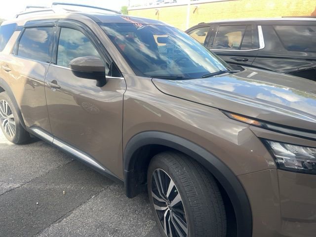 Used 2024 Nissan Pathfinder Platinum image 4