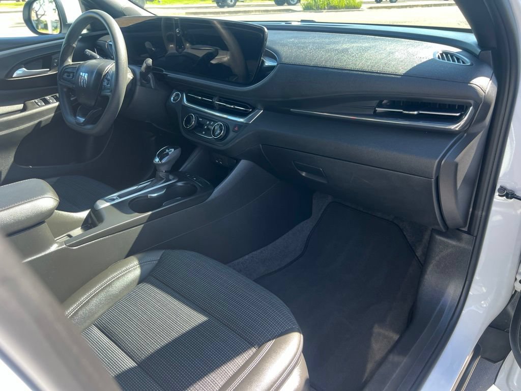 Used 2025 Buick Envista Preferred FWD image 34