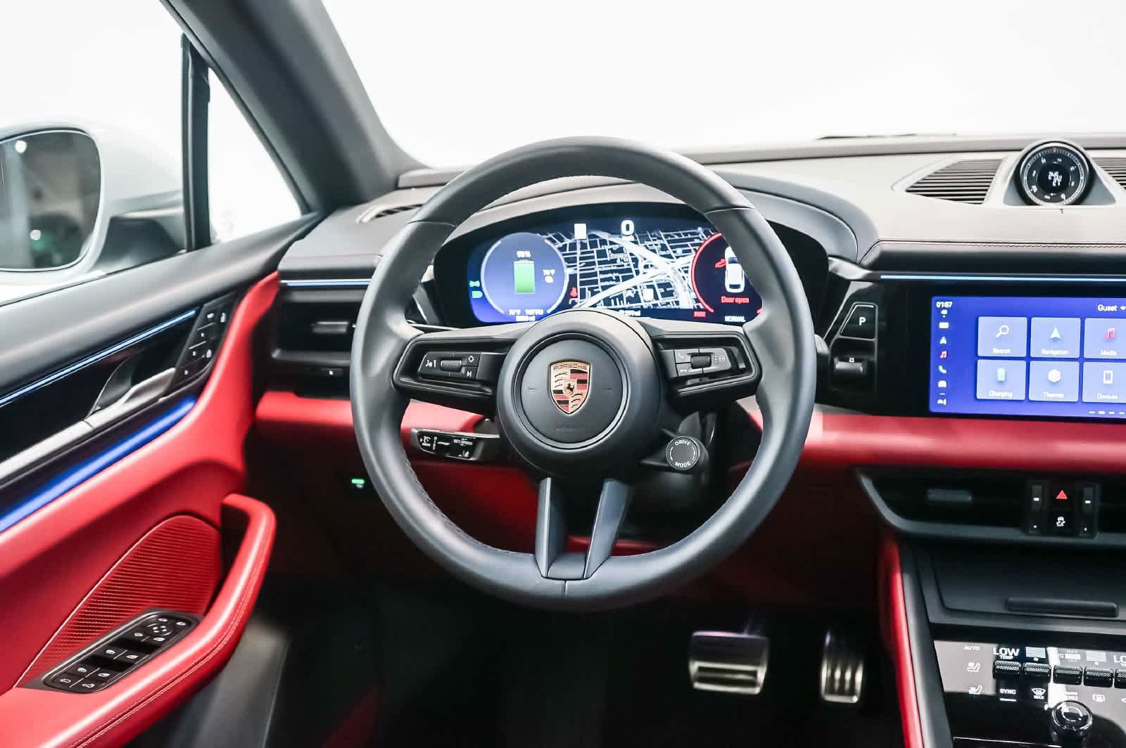 Certified 2025 Porsche Macan 4S Electric AWD/4WD image 21