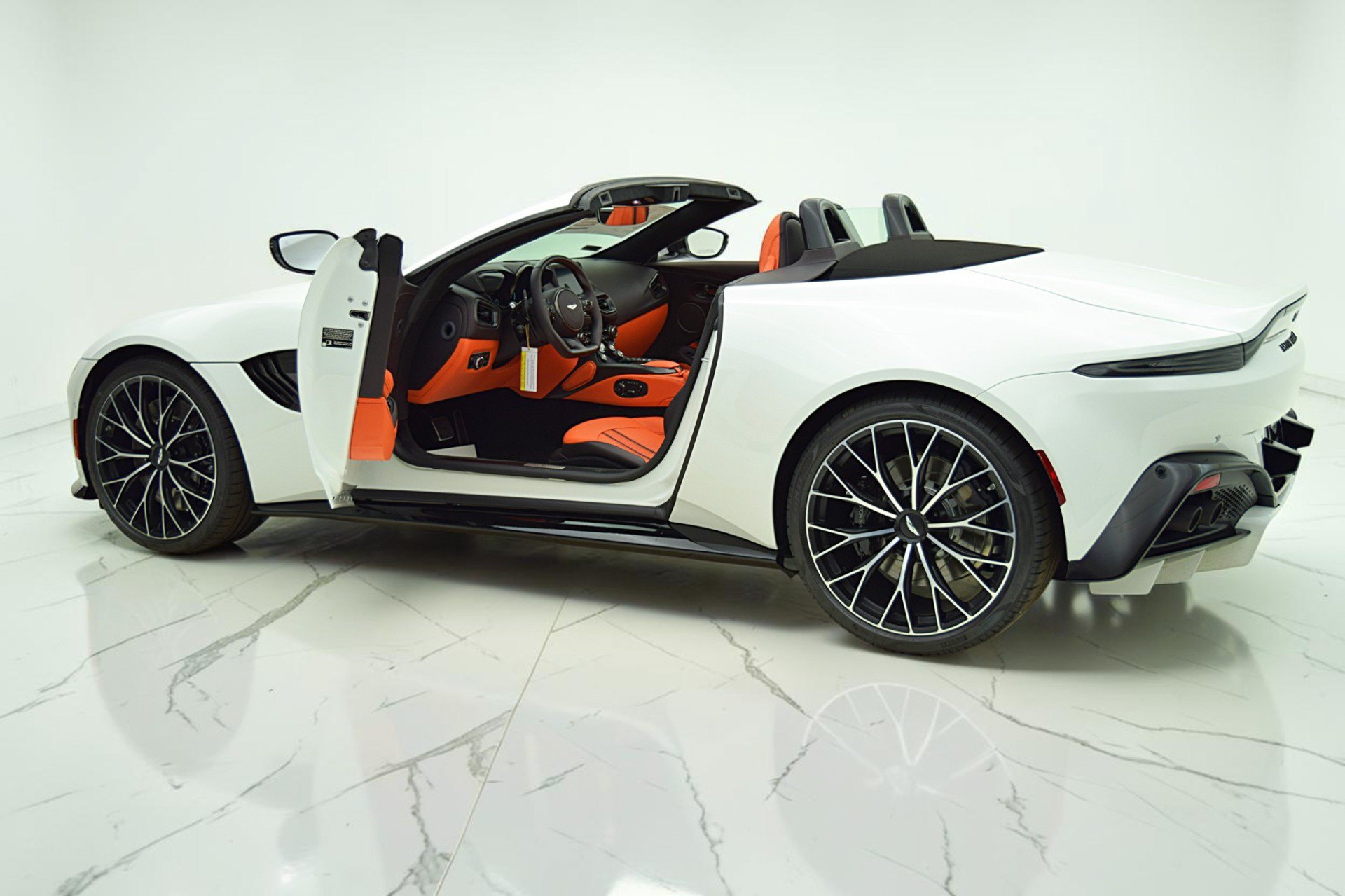Used 2023 Aston Martin V8 Vantage Roadster RWD image 5