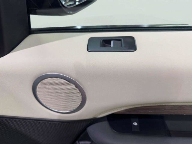 Used 2017 Land Rover Discovery HSE AWD/4WD image 40